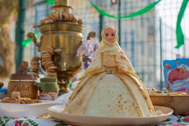 Maslenitsa Holiday - Rusya 'da kışı geçirmek, krepçi kız