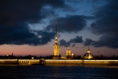Gece Peter ve Paul Kalesi.