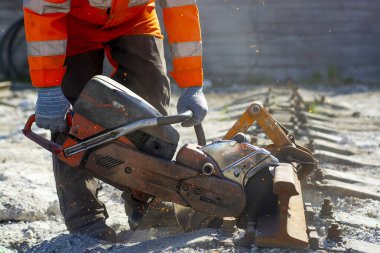 Demiryolunu kesen makineler kullanan bir zanaatkar. .