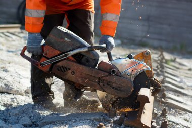 Demiryolunu kesen makineler kullanan bir zanaatkar. .