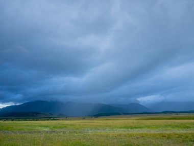 Altai. Dağların arka planında fırtına var.