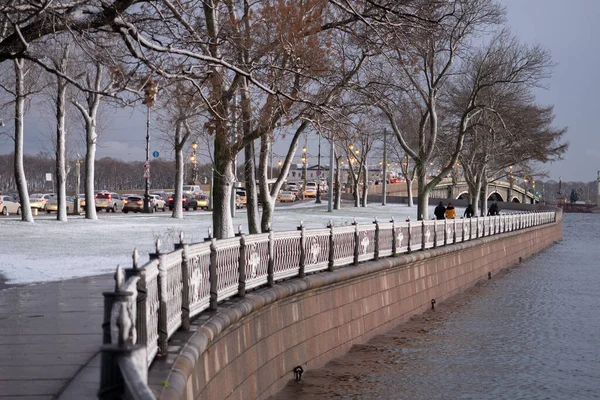 Bulutlu St. Petersburg günü. Seddin görüntüsü.