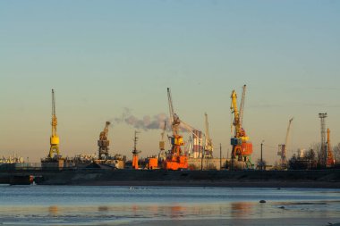 Yükleme sırasında kargo vinçleri.