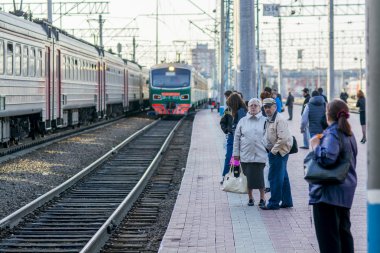 Demiryolu - yolcu (tatilcilerin)