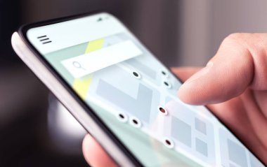 Telefondaki harita varış noktalarını, yerleri ve ilgi alanlarını gösteriyor. Seyahat rehberi olan akıllı telefon. Taksi, araç paylaşımı ya da toplu taşıma mobil uygulaması. Şehirdeki yön ve rota.