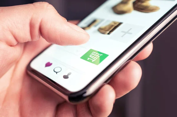 Online Shopping Und Modegeschäft Website Mit Add Warenkorb Taste Mobiltelefon — Stockfoto