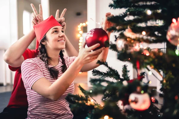 Momento Decoración Divertido Árbol Navidad Feliz Pareja Mañana Navidad Mujer —  Fotos de Stock