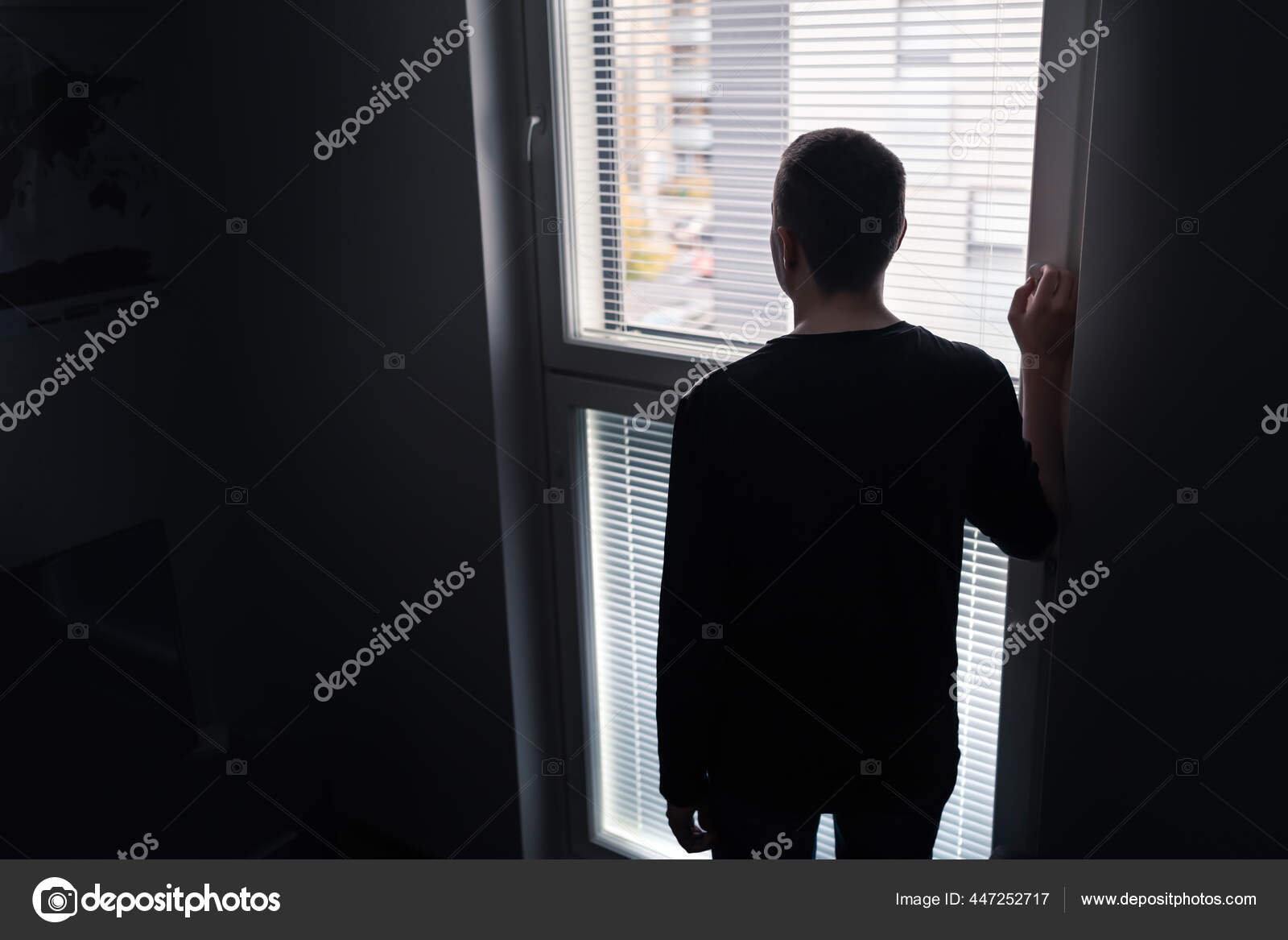 Solitário Olhar Pela Janela Conceito Solidão Isolamento Solidão Triste  Pessoa — Foto © terovesalainen #447252717, image size:1600x1167