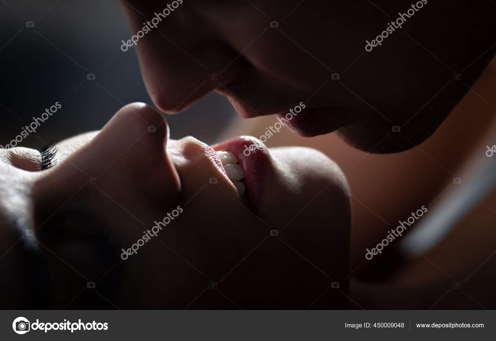 セックス時のキス 夜に夫婦とキス 暗いホテルの部屋でセックス 女性と男性の唇 日付やロマンチックな映画シーンに抱擁 エロティックな性的ファンタジー 恋愛関係にある  情熱的な前戯と親密 — ストック写真 © terovesalainen #450009048