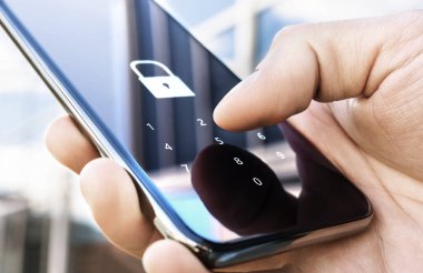 Telefon şifresi. 2fa ile akıllı telefon koruması (iki faktör doğrulaması). Şifreli akıllı telefon koruması ve güvenlik. Şifreli veri. Kişisel online mahremiyet. Siber hacker tehdidi.