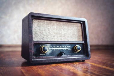 Retro radyo. 60 'ların tarzında eski bir müzik çalar. Tozlu alıcı, hoparlör ve teyp. Teknoloji nostaljisi. Düğmeler ve frekans ayarlayıcı. Şarkılar, haber yayını veya propaganda için ses sistemi.