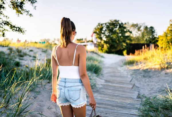 Bronzeado Verão Pele Mulher Caminhando Calçadão Deixando Praia Modelo Elegante — Fotografia de Stock
