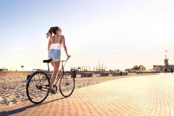 Bicicleta Diversão Calçadão Praia Mulher Feliz Andar Bicicleta Solarenga Avenida — Fotografia de Stock
