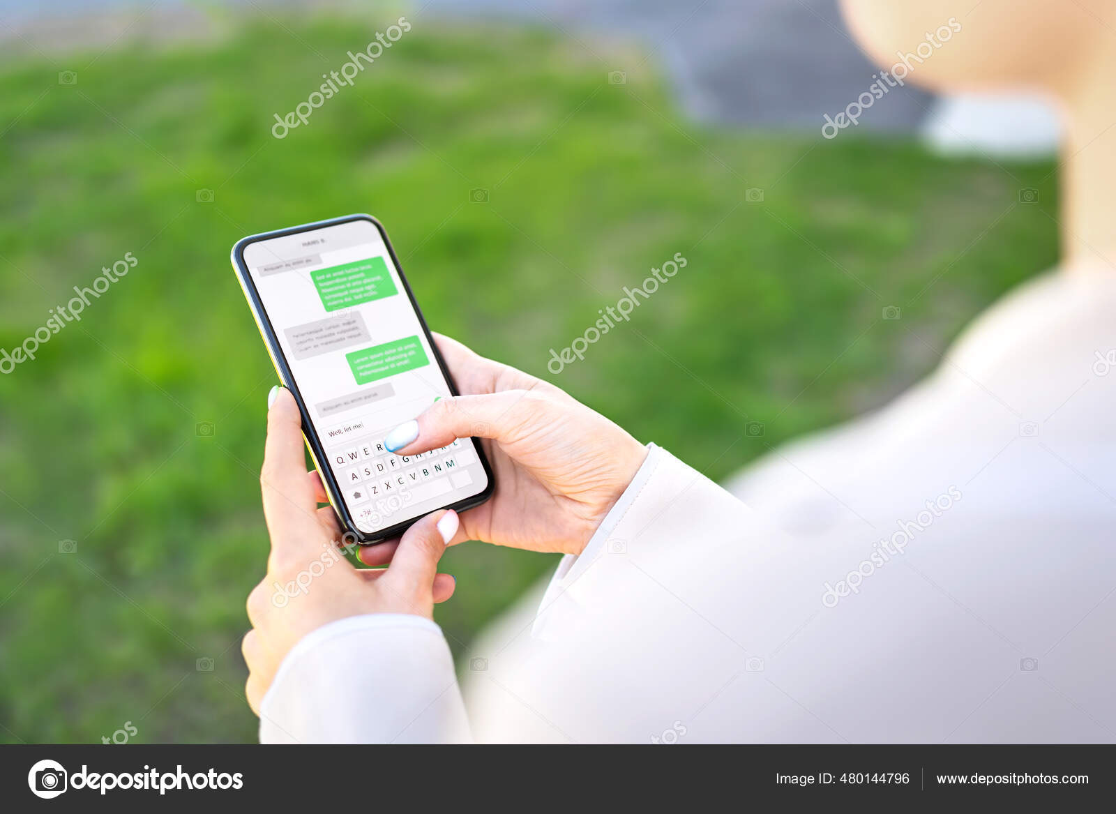 Mujer Enviando Mensajes Texto Con Teléfono Aire Libre Mensaje