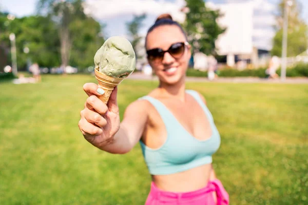 Fit Mulher Magro Mostrando Cone Sorvete Parque Cidade Verão Feliz — Fotografia de Stock
