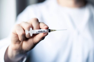 Covid 19 aşısı, korona virüsü enjeksiyonu ve aşılama. Coronavirus iğnesi ve şırıngası olan bir doktor ya da hemşire. Delta varyantına karşı tıbbi tedavi. Dokunulmazlık, NCOV salgını ve sağlık konsepti