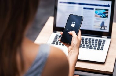 Telefon şifresi. 2fa ile akıllı telefon koruması (iki faktör doğrulaması). Şifreli akıllı telefon koruması ve güvenlik. Şifreli veri. Kişisel online mahremiyet. Siber hacker tehdidi.