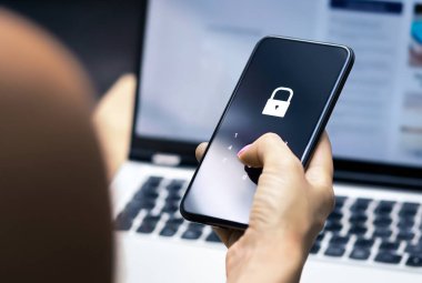 Veri gizliliği. Telefondaki yapay zeka siber güvenliğiyle koru. Siber dolandırıcılığa, dolandırıcılığa ya da kimlik hırsızlığına karşı şifre. Çevrimiçi hesap mobil kilidi. Kişisel internet banka güvenlik doğrulama kodu.