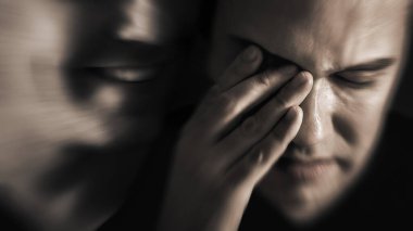 Bipolar bozukluk, şizofreni veya travma sonrası stres bozukluğu. Travma ya da endişe. Depresyondaki sınır karakteri. Depresyon ve ruh hali değişikliği. Akıl sağlığı dengesizliği.