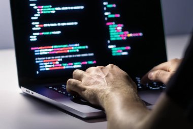 Siber saldırı ya da kötü amaçlı yazılım korsanı. Bilgisayar verilerine siber saldırı. Siber güvenlik. Fidye kodu. Casus yazılıma karşı güvenlik yazılımı. Dolandırıcılık, virüs ya da ihlal tehdidi. İnsan ve dizüstü bilgisayar.