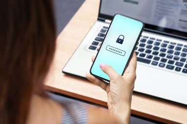 Telefondaki veriyi korumak için gizlilik şifresi. Çevrimiçi dolandırıcılık veya dolandırıcılığa karşı mobil yapay zeka güvenliği ve siber güvenlik. Güçlü, bozuk, unutulmuş ya da yanlış kilit. Bilgisayar dizüstü.