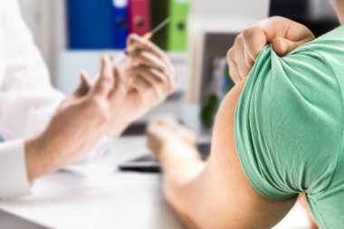 Doktor ya da hemşire tarafından şırıngayla yapılan grip aşısı. HPV, grip ya da hepatit için iğne. Eczane ve sağlık hizmetleri.