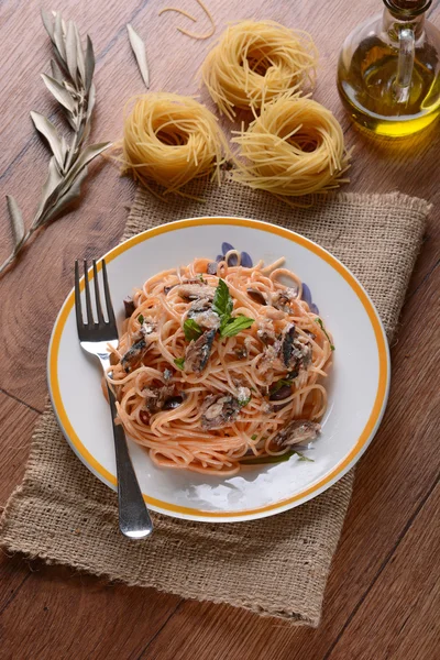 Спагетти с анчоусами — стоковое фото