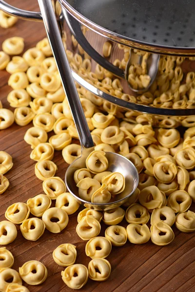 Ongekookt zelfgemaakte tortellini — Stockfoto