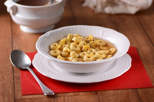 Tortellini i buljong — Stockfoto