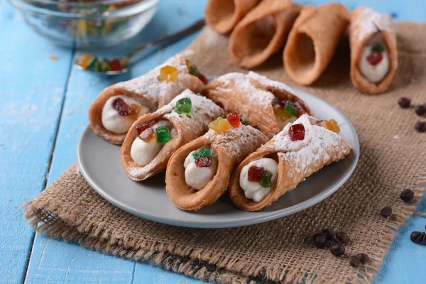 Sicilyalı cannoli ile meyve şekerlenmiş — Stok fotoğraf