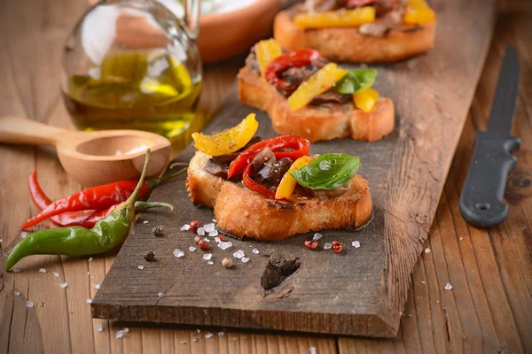 Bruschetta com pimentas e cogumelos — Fotografia de Stock