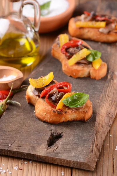 Bruschetta z papryką i pieczarkami — Zdjęcie stockowe