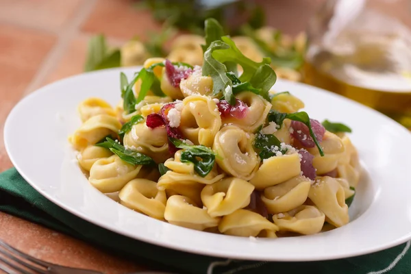 Tortellini farci dans le plat — Photo