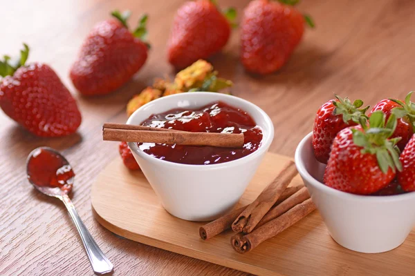 Mermelada de fresa en un tazón — Foto de Stock