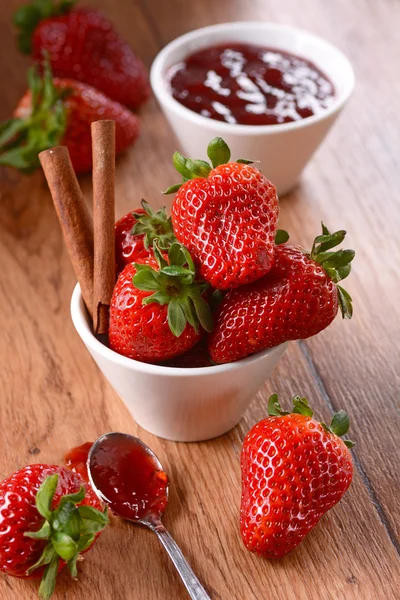 Mermelada de fresa en un tazón — Foto de Stock