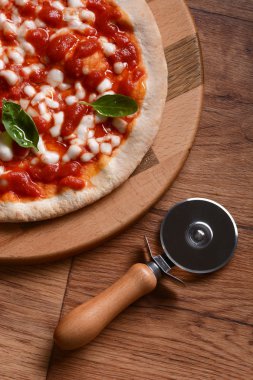 Pizza margherita içinde kesme tahtası