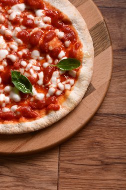 Pizza margherita içinde kesme tahtası