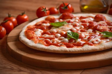 Pizza margherita içinde kesme tahtası