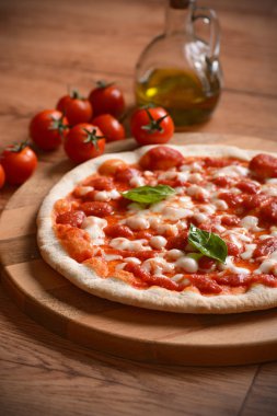 Pizza margherita içinde kesme tahtası