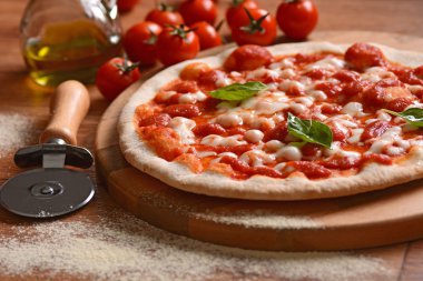 Pizza margherita içinde kesme tahtası