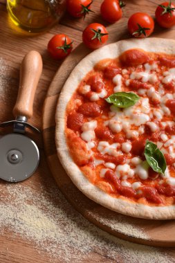 Pizza margherita içinde kesme tahtası