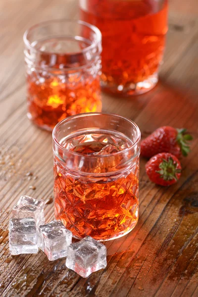 Liqueur de fraise sur la table — Photo