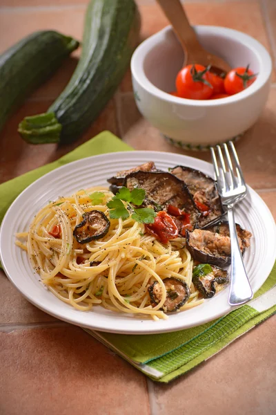 Pepper spaghetti with vegetables — Stock Photo, Image