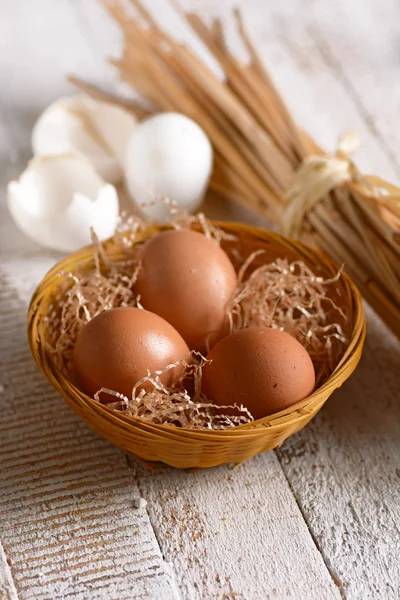 Økologiske egg på bordet – stockfoto