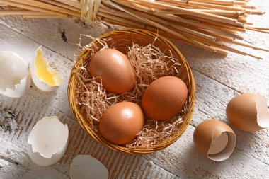 Masanın üzerinde organik yumurta