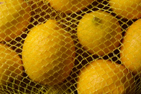 Limones amarillos en la red —  Fotos de Stock