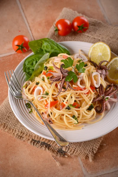 Spaghetti with squid — Stock Photo, Image