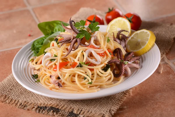 Spaghetti with squid — Stock Photo, Image