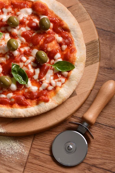 Włoska pizza z oliwkami — Zdjęcie stockowe