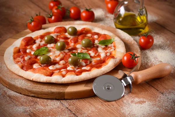 オリーブとイタリアのピザ — ストック写真